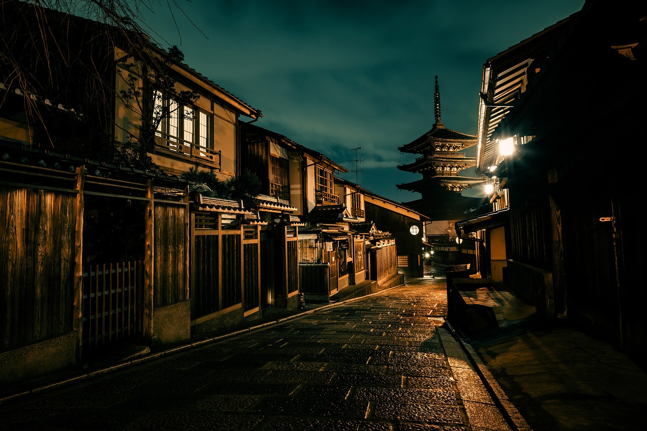 夜の路地、日本家屋、旅館