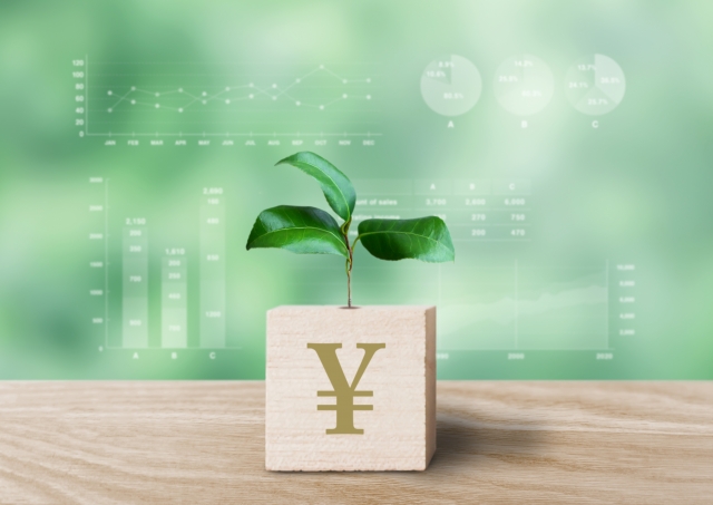 円